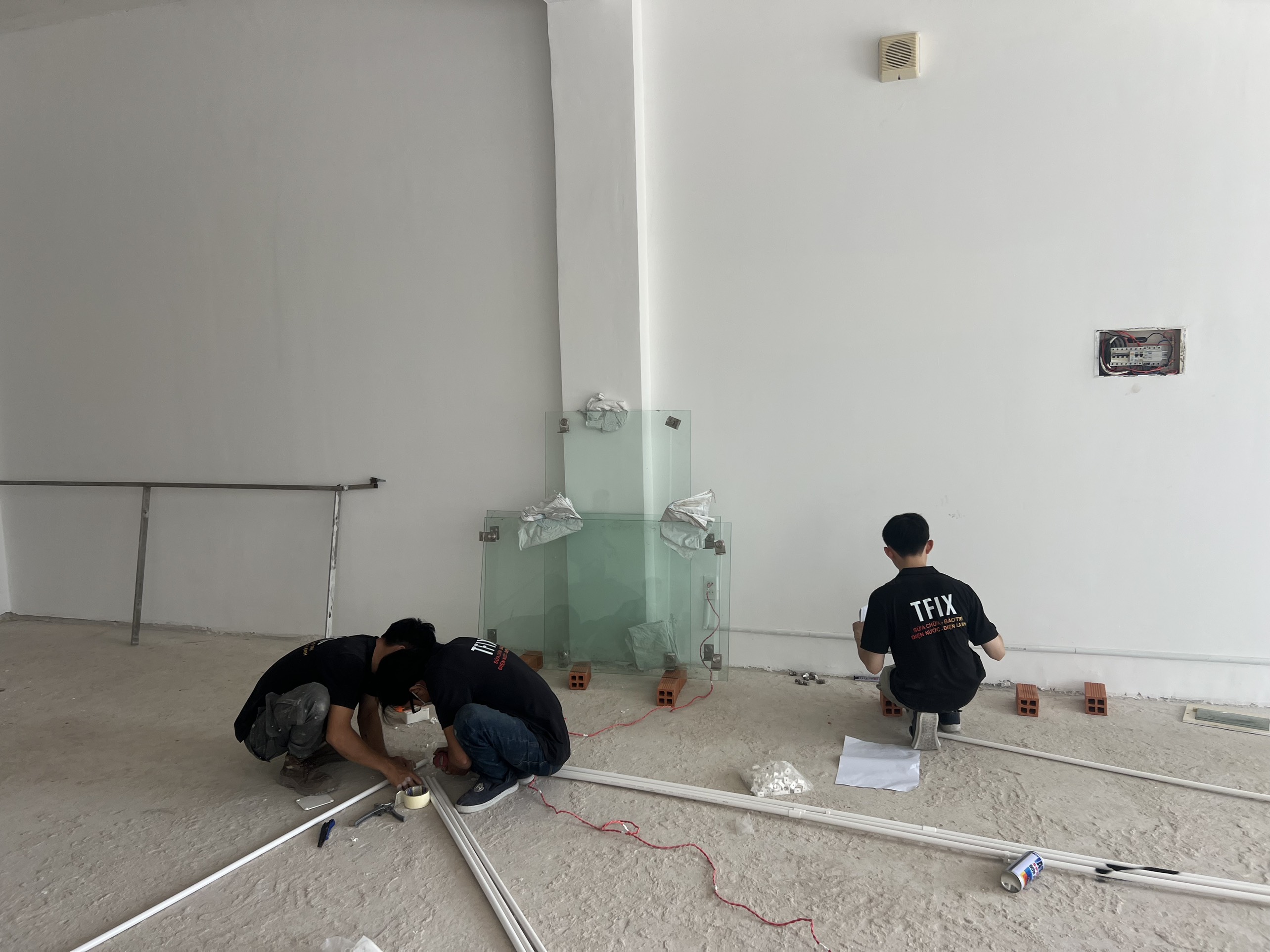 KTV TFIX thi công điện âm sàn, vách kính