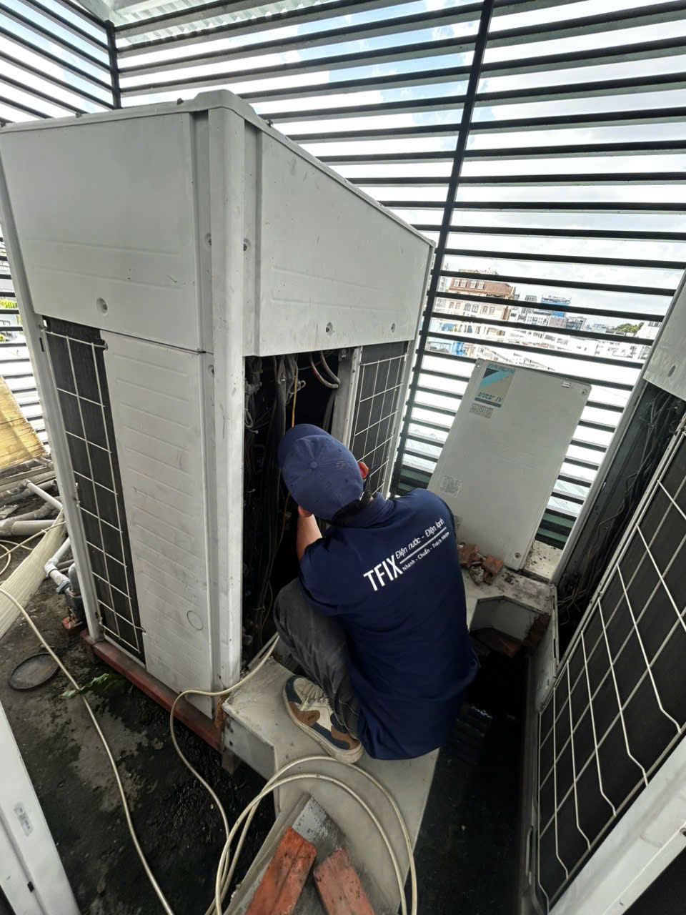Kỹ thuật viên TFIX bảo trì dàn nóng điều hòa trên mái