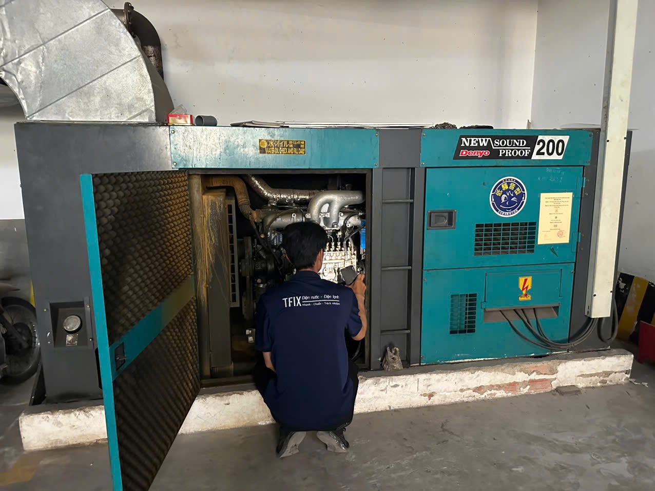 Kỹ thuật viên TFIX bảo trì máy phát điện dự phòng