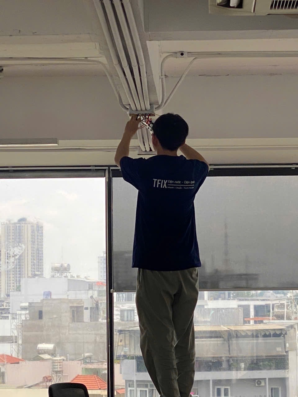 Kỹ thuật viên TFIX xử lý hệ thống điện trần văn phòng