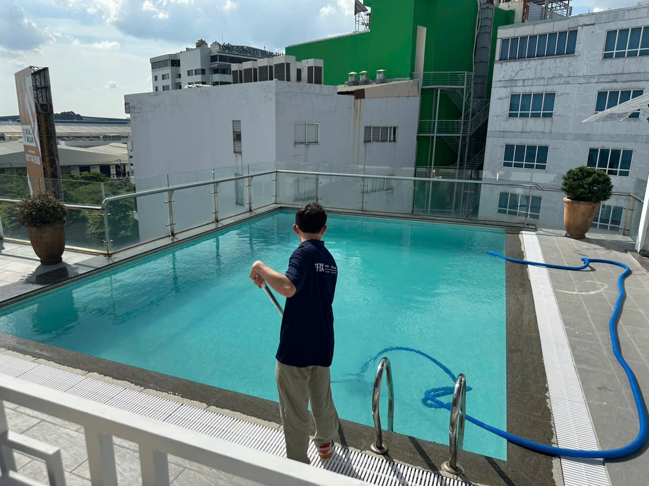 Kỹ thuật viên TFIX vệ sinh hồ bơi trên mái