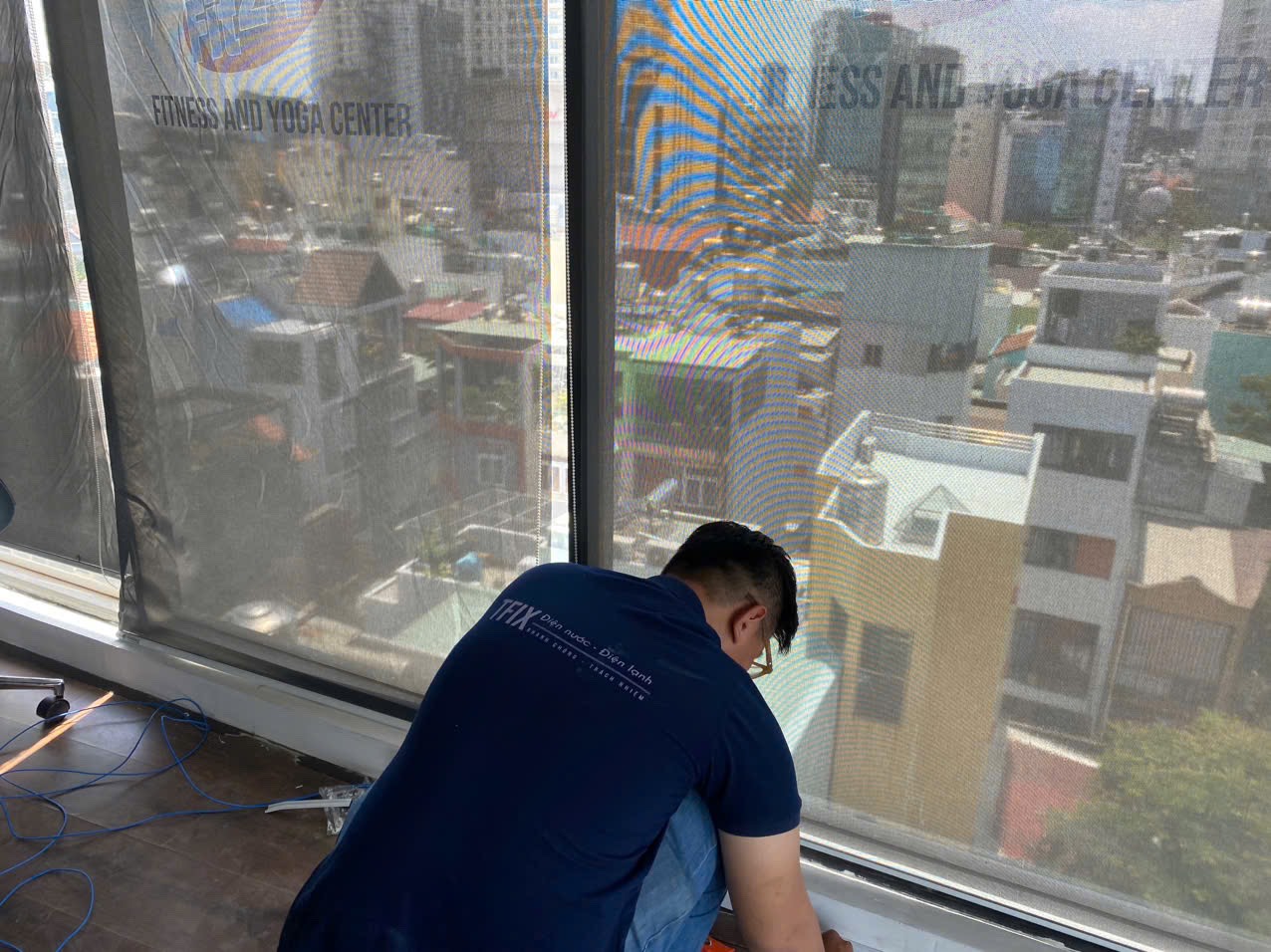 Kỹ thuật viên TFIX vệ sinh màn cửa sổ tòa nhà cao tầng