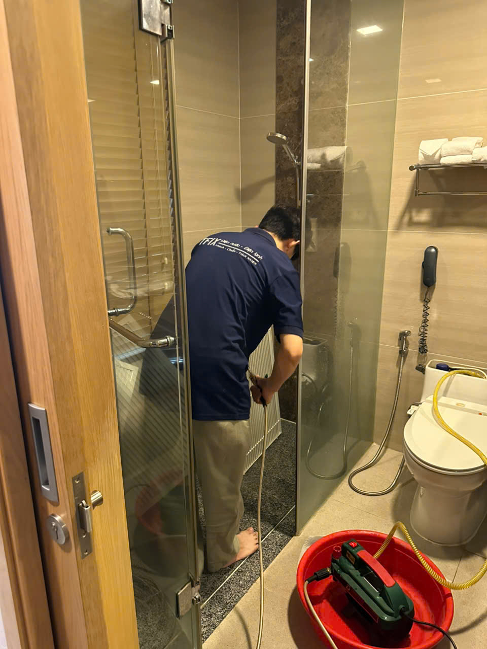Kỹ thuật viên TFIX xử lý sự cố phòng tắm khách sạn