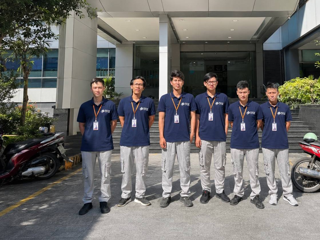 Đội ngũ kỹ thuật viên TFIX tại tòa nhà văn phòng khách hàng