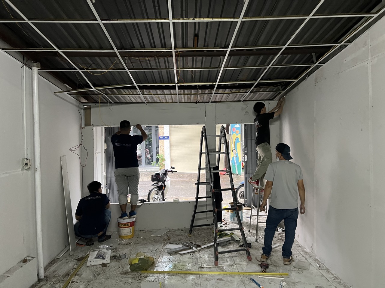 Đội KTV TFIX ứng cứu xử lý điều hòa trên mái nhà