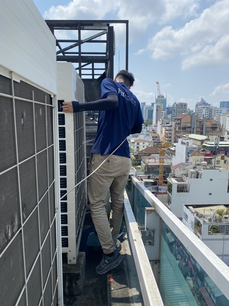 KTV TFIX ứng cứu xử lý cụm nóng điều hòa trên sân thượng